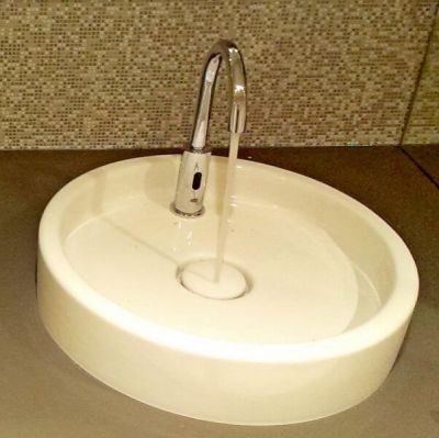 LOex iPuri S5 WT141 Cr in klassischem Chrom, eingesetzt in einem Waschraum mit Aufsatzwaschbecken