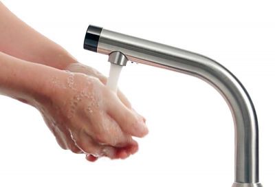 Edelstahl-Sensor-Hygiene-Armatur LOex Sens-Inox Sunda TripleTap zur Abgabe von Wasser, Seife und Desinfektant.