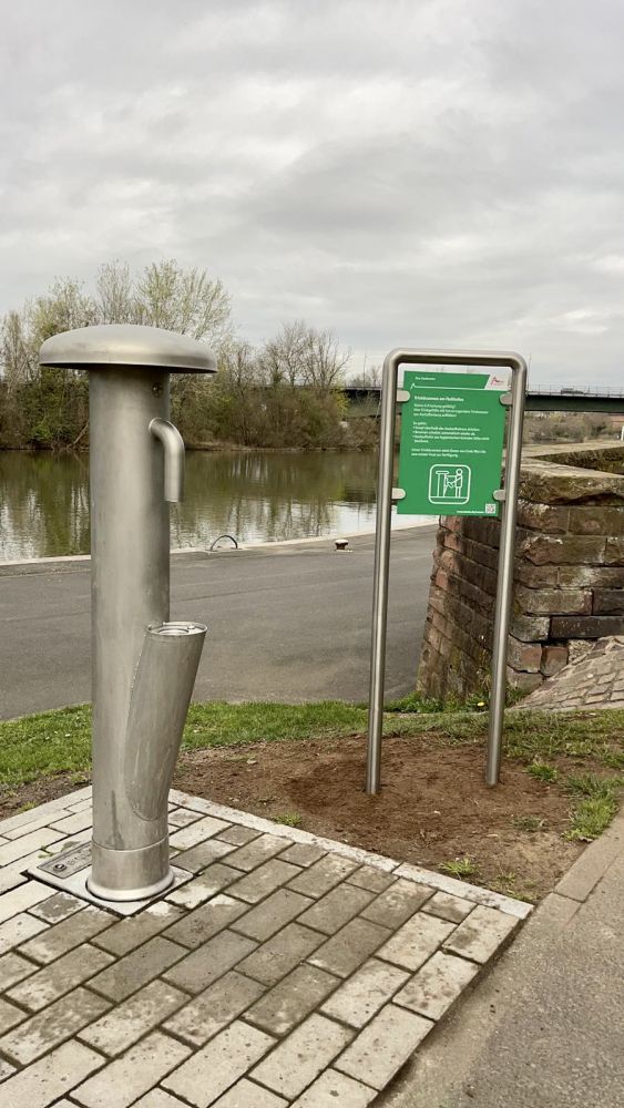 Trinkbrunnensäule am Mainufer